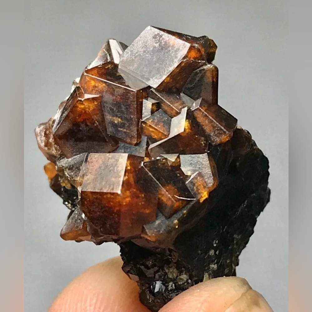 17 Carats Beautiful Garnet Crystals Specimens from Pakistan - Picture 2 of 11